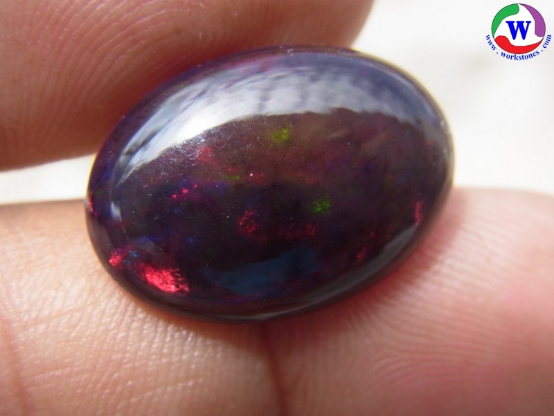 9.70 กะรัต Black Opal คัดสวยประกายเกล็ดเด่น 5 สี เนื้อพลอยในสีเขียวและแดงใส