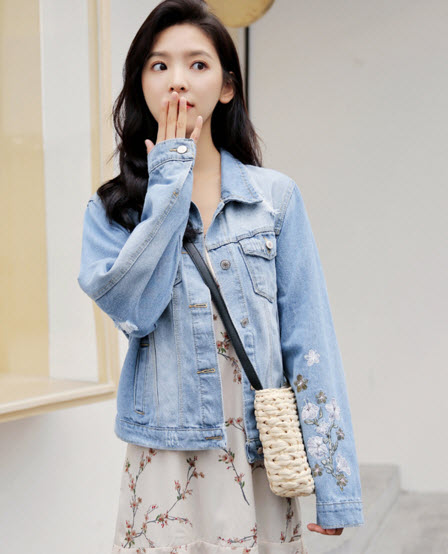 พรีออเดอร์ เสื้อคลุมยีนส์ปักลายดอกไม้สีขาว ที่ไหล่ด้านหลัง ปักลายที่แขน เพิ่มความหวานไปอีก จะใส่เที่ยวหรือทำงานก็ได้ สี ยีนส์อ่อน และเข้ม
