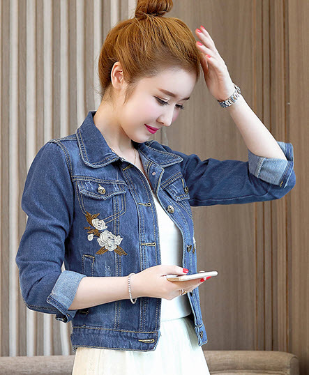 พรีออเดอร์ เสื้อคลุมยีนส์ปักลายดอกไม้ขาว ที่หน้าอก แขนยาว เสื้อตัวสั้นพอดีตัว สียีนส์เข้ม