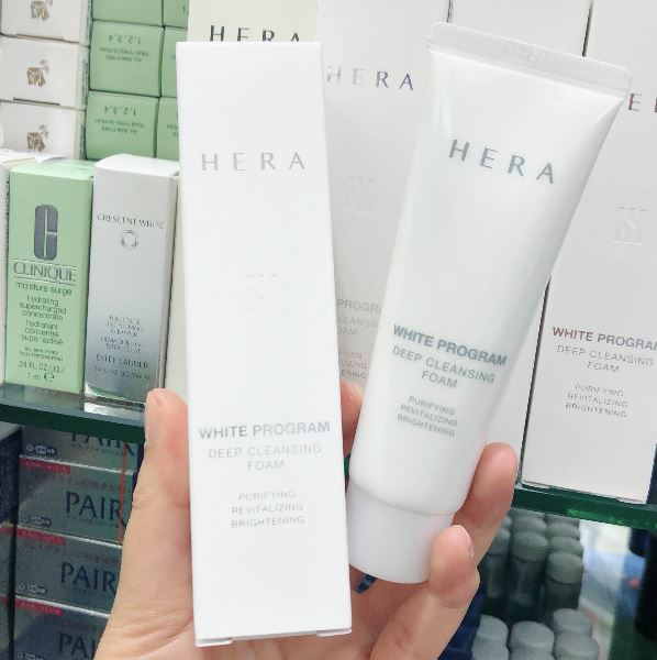 *พร้อมส่ง*Hera White Program Cleansing Foam 50ml. โฟมทำความสะอาดผิวหน้าอย่างล้ำลึก พร้อมปรับสีผิวให้กระจ่างสว่างใส เนื้อโฟมนุ่ม มีเม็ดแคปซูลเอ็นไซน์ที่ละลายในมือให้ประสิทธิ์ภาพในการขจัดเซล์ผิวเก่าที่ตายแล้วให้สะอาดหมดจด ทำให้สีผิวสม่ำเสมอกันและกลับมาขาวกร