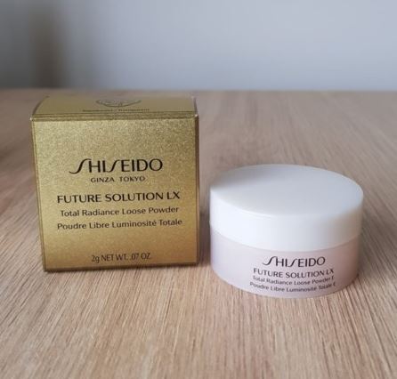 Shiseido Future Solution Lx Total Radiance Loose Powder ขนาดทดลอง 2g. รุ่นใหม่กล่องสีทอง แป้งฝุ่นเนื้อเนียนนุ่มให้ความรู้สึกหรูหรา กลมกับผิว มอบความเปล่งให้ผิวแลดูเป็นธรรมชาติ  ปรับสีผิวให้ดูเนียนสวยอย่างสมบูรณ์แบบ มีส่วนผสมให้ความชุ่มชื้น Sup