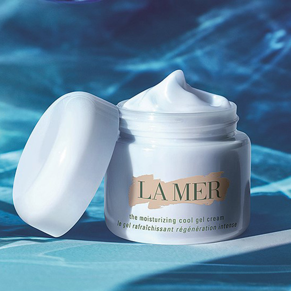 LA MER The Moisturizing Cool Gel Cream 60ml. มอยส์เจอไรเซอร์เนื้อเจลเย็นสดชื่น ช่วยโอบอุ้มผิวให้ชุ่มชื้นและปลอบประโลมผิวให้รู้สึกสบาย แลดูเปล่งประกายอย่างเป็นธรรมชาติ ฟื้นบำรุงให้ผิวแลดูสุขภาพดี เพื่อผิวกระชับอ่อนเยาว์ Satin Finish เนื้อเจลนุ่