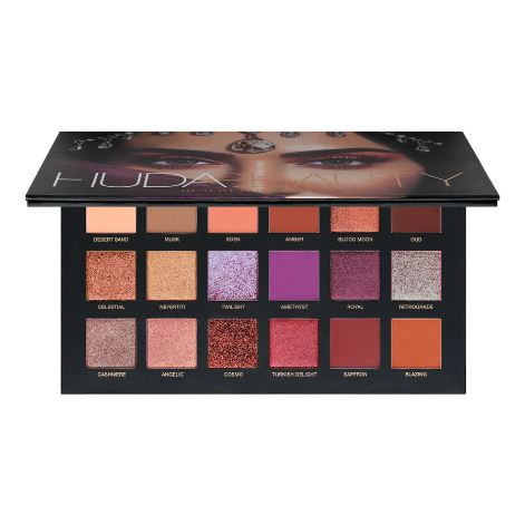 *พร้อมส่ง*Huda Beauty Desert Dusk Eyeshadow Palette พาเลตต์อายแชโดว์ 18 เฉดสีที่ได้รับแรงบันดาลใจจากความลึกลับน่าค้นหาของการเดินทางในแดนอาหรับ ประกอบด้วยเนื้อสัมผัสแบบชิมเมอร์, กลิตเตอร์ และเนื้อแมตต์ ช่วยให้ดวงตาของคุณดูโดดเด่น น่าค้นหายิ่งขึ้น สามารถใช้