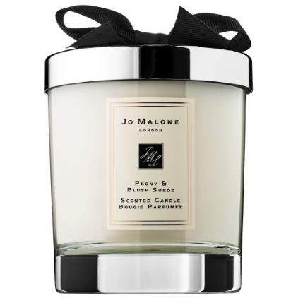 Jo Malone London Peony & Blush Suede Home Candle 200g. เทียนหอมสุดโรแมนติก กลิ่นดอกพิโอนี่ ดอกไม้ที่เปี่ยมไปด้วยค่านิยมที่งดงาม บอบบางน่าทนุถนอม การหยอกเย้าที่แสนขี้เล่นกับกลิ่นหอมแรกที่ได้จากการกัดผลแอปเปิ้ลสีแดง ติดตรึงในหัวใจราวกับดอกมะ