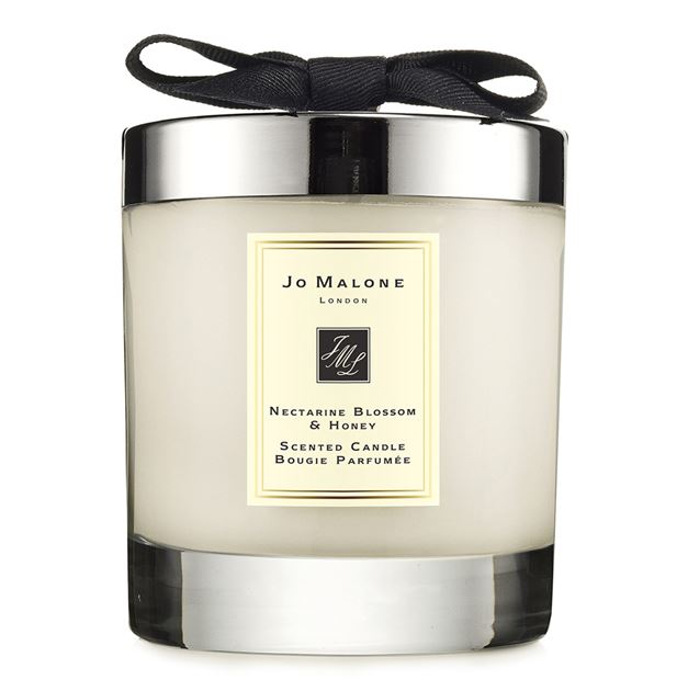 Jo Malone London Nectarine Blossom & Honey Home Candle 200g. เทียนหอมโจ มาโลน สุดโรแมนติก ณ Covent Garden แห่งลอนดอนในยามเช้า กลิ่นหอมของ nectarine ผลสุกใหม่ ร่วมด้วย peach และ cassis ที่แข่งขันกันเย้ายวน ชวนให้ลิ้มลอง คลอเคล้ามากับดอกไม้แ