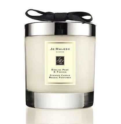 Jo Malone London English Pear & Freesia Home Candle 200g. เทียนหอมโจ มาโลน สุดโรแมนติก ทำนองแห่งฤดูใบไม้เปลี่ยนสี สัมผัสแห่งความสดใหม่ของลูกแพร์ที่ห้อมล้อมด้วยช่อดอกไม้ฟรีเซียสีขาว กลิ่นกรุ่นหลอมรวมกับความนุ่มนวลในแบบของ amber, patchouli แ