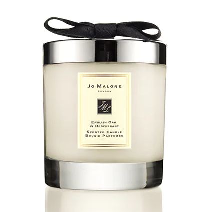 Jo Malone London English Oak & Redcurrant Home Candle 200g. เทียนหอมโจ มาโลน สุดโรแมนติก ผืนป่ายามอรุณรุ่ง ผลเรดเคอร์แรนท์สดฉ่ำ ส้มแมนดารินอันน่าลิ้มลอง กลิ่นกุหลาบหอมละมุน ผสานความนุ่มนวลของไวท์มัสก์ อบอวลด้วยกลิ่นไม้โอ๊กที่ผ่านการคั่ว มอ