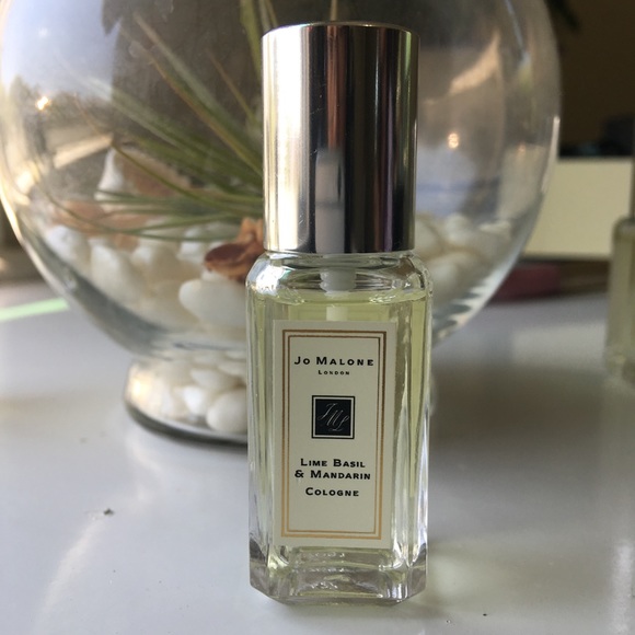 Jo Malone London Lime Basil & Mandarin Cologne ขนาดทดลอง 9 ml. โคโลญจน์ กลิ่นหอมยอดนิยมที่สุดกลิ่นหนึ่งของโจ มาโลน ลอนดอน กลิ่นหอมหรูหราเย้ายวนใจ มอบกลิ่นอายแห่งสัมผัสที่สดชื่นหอมสุขสดใส แรงบันดาลใจจากท้องทะเลแคริบเบี้ยน เกรียวคลื่น กลิ่นส