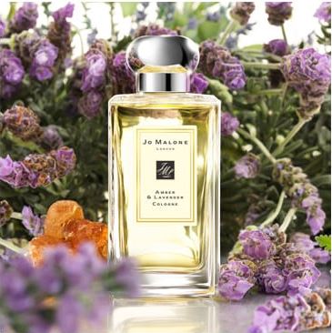 Jo Malone London Amber & Lavender Cologne 100 ml. โคโลญจน์ ตระกูลความหอมที่แสนคลาสสิคสำหรับสุภาพบุรุษ ละเมียดละไม กลิ่นหอมที่สะท้อนความอบอุ่นอันแสนคลาสสิค ราวกับการสวมกอดอันแนบแน่นอ่อนโยน ด้วยการปรุงโดยผสมผสานกลิ่นหอมของ French lavender แล