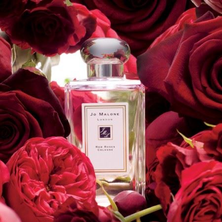 Jo Malone London Red Roses Cologne 100 ml. โคโลญจน์ นิยามแห่งความโรแมนติกที่ร่วมสมัย ไร้ข้อตำหนิ ความพิเศษจากการหลอมรวมกลิ่นหอมอันเปี่ยมเสน่ห์ของดอกกุหลาบเจ็ดสายพันธุ์ที่หอมและทรงเอกลักษณ์จากทั่วโลก ปรุงแต่งจนได้กลิ่นหอมที่ตราตรึง เชื้อเชิญแล