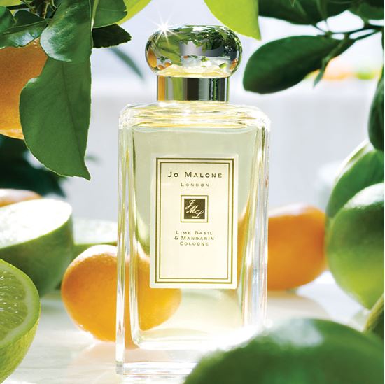 Jo Malone London Lime Basil & Mandarin Cologne 100 ml. โคโลญจน์ กลิ่นหอมยอดนิยมที่สุดกลิ่นหนึ่งของโจ มาโลน ลอนดอน กลิ่นหอมหรูหราเย้ายวนใจ มอบกลิ่นอายแห่งสัมผัสที่สดชื่นหอมสุขสดใส แรงบันดาลใจจากท้องทะเลแคริบเบี้ยน เกรียวคลื่น กลิ่นส้มแมนดาร