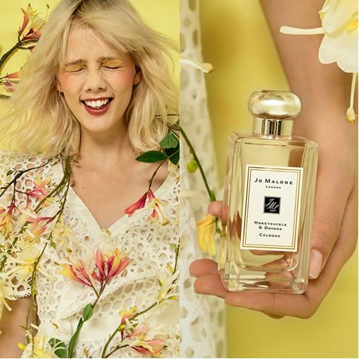 Jo Malone London Honeysuckle & Davana Cologne 100 ml. โคโลญจน์ กลิ่นแนวฟลอรัลใหม่ ที่ได้นำฮันนี่ซักเคิลหรือดอกสายน้ำผึ้ง ดอกไม้สัญลักษณ์ของประเทศอังกฤษคือส่วนผสมหลัก ที่หอมอบอวลในเขตชนบทของอังกฤษ ล่องลอย ชวนฝัน และยิ่งทวีความเย้ายวน น่าค้น