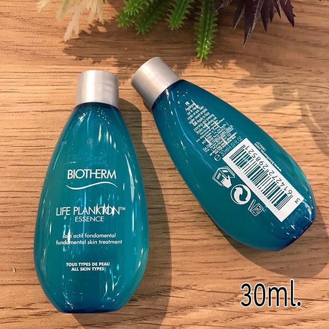 Biotherm Life Plankton Essence ขนาดทดลอง 30 ml. สัมผัสความมหัศจรรย์แห่งผิว 8 ประการ ฟื้นบำรุงผิวให้เปล่งปลั่ง กระจ่างใสเหมือนผิวเกิดใหม่และคงความชุ่มชื้นให้กับผิวได้ตลอด 24 ชั่วโมง รูขุมขนเล็กลง ผิวเนียนละเอียดและดูอ่อนเยาว์เมื่อใช้อย่างต่อเนื