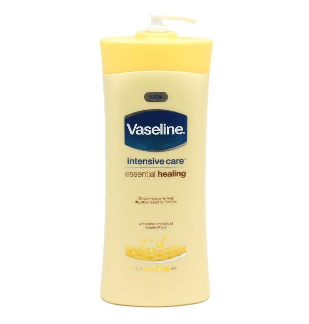 Vaseline Intensive Care Lotion Essential Healing 725ml. วาสลีนโลชั่นบำรุงผิวกายแพคเกจใหม่ล่าสุด นำเข้าจากอเมริกา สูตรเข้มข้นสำหรับผิวแห้งมอบความชุ่มชื้นและฟื้นฟูซ่อมแซมผิวกร้าน เนื้อครีมเข้มข้น แต่ซึมซาบไว ไม่เหนียวเหนอะหนะ ผสานสารสกัดจากข้าวโ