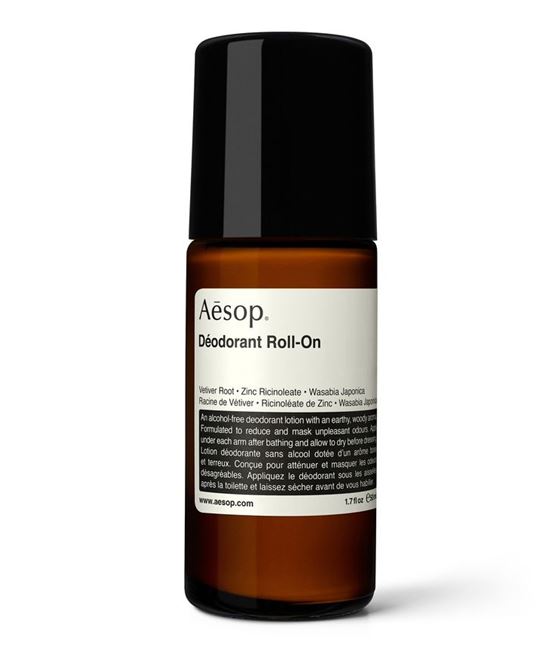 Aesop Deodorant Roll-On 50 ml. ลูกกลิ้งระงับกลิ่นกาย สูตรปราศจากส่วนผสมของทั้งแอลกอฮอลล์เเละอะลูมิเนียม เหมาะสำหรับผิวบอบบางเเพ้ง่ายที่ต้องการโรลออนที่มีประสิทธิภาพเเต่อ่อนโยนกับผิว อุดมด้วยสารสกัดจากพฤกษาสมุนไพร ซิงค์ และน้ำมันเอสเซนเชียล รวม