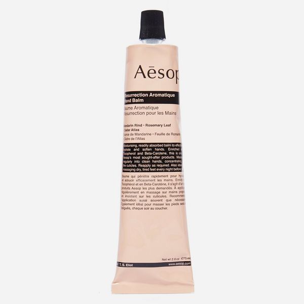 Aesop Resurrection Aromatique Hand Balm 75 ml. บาล์มบำรุงฝ่ามือที่ผสมผสานสารสกัดจากพฤกษาสมุนไพร มอบกลิ่นหอมสดชื่นและช่วยเติมเต็มความชุ่มชื่นให้ผิวอ่อนนุ่ม น่าสัมผัส แม้แต่บริเวณจมูกเล็บที่ผิวแห้งกร้านเป็นพิเศษ เนื้อบาล์มเข้มข้น ซึมซาบเร็ว นุ่ม