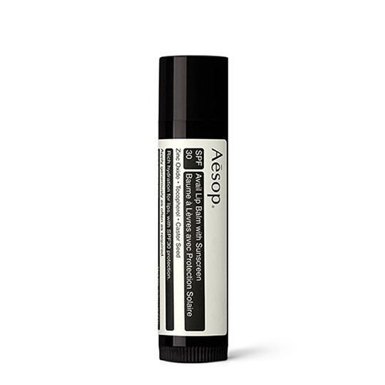 Aesop Protective Lip Balm SPF30 5.5 g. ลิปบาล์มในรูปแบบแท่ง บำรุงริมฝีปากสูตรเข้มข้น มอบสัมผัสนุ่มเนียน แข็งแรง ชุ่มชื่น ช่วยปกป้องเรียวปากจากรังสียูวีเอและยูวีบี เพื่อถนอมผิวบริเวณที่บอบบางที่สุดจากแสงแดด ฟื้นบำรุงเรียวปากที่แห้งแตกให้กลับเนี