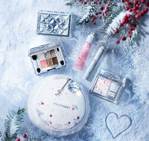 **พร้อมส่ง**Jill Stuart White Love Story Collection เราเก็บโมเม้นท์ของฤดูหนาวและความระยิบระยับของความรักที่กระจายตัวจากโดมหิมะเอาไว้ แป้งทาหน้า อายแชโดว์ มาสคาร่า และกลอสที่มาในดีไซน์ลิมิเต็ด อิดิชั่น รวมกันอยู่ในกระเป๋าลิมิเต็ด อิดิชั่นที่ทั้งดูหวานและบร