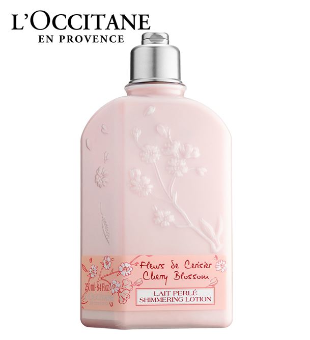 L'OCCITANE Cherry Blossom Shimmering Lotion 250 ml. บอดี้โลชั่นอุดมไปด้วยเชียร์ บัทเธอร์ ซึมซาบสู่ผิวอย่างรวดเร็ว ทำให้ผิวดูสว่าง หอมกลิ่นของดอกไม้นานาพรรณ ช่วยให้ผิวอ่อนโยนและชุ่มชื้น พร้อมทิ้งความเป็นประกายไว้ทั่วร่างกาย ผิวคุณจะมีกลิ่นหอ