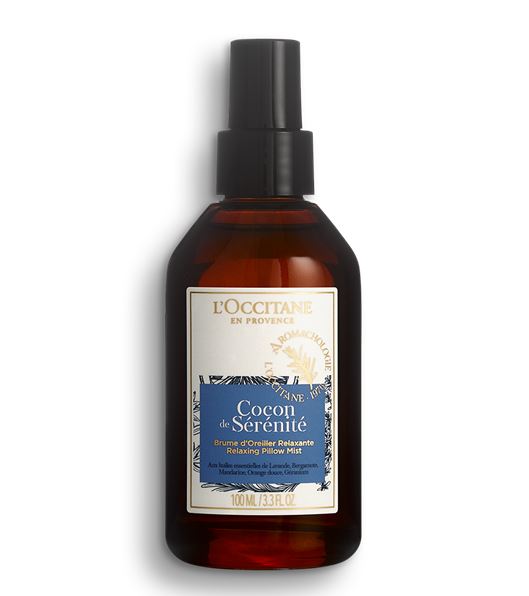 L'OCCITANE Aromachologie Relaxing Pillow Mist 100 ml. อโรมาโคโลจีสเปรย์ ฉีดหมอน สำหรับคนนอนยาก สูตรผ่อนคลาย หอมอโรม่า ช่วยให้ร่างกายผ่อนคลายและพักผ่อนได้เต็มที่ และช่วยให้สามารถนอนหลับได้ง่าย หลับลึก และเต็มอิ่มมากขึ้น นอนหลับสบายฝันดีตลอดค