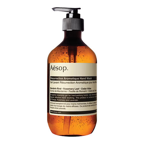 Aesop Resurrection Aromatique Hand Wash 500 ml. เจลทำความสะอาดผิวมือคุณภาพเยี่ยม ทำความสะอาดอย่างอ่อนโยน โดยไม่ทำให้ผิวแห้งกร้าน กลิ่นหอมของลาเวนเดอร์ ให้ผิวรู้สึก สะอาด สดชื่น เหมาะสำหรับฝ่ามือที่แห้งกร้านและลอกเป็นขุย สามารถใช้ได้บ่อยตามที่ต