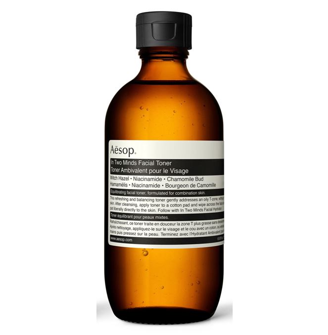 Aesop In Two Minds Facial Toner 200 ml. อินทูมายด์ โทนเนอร์สำหรับผิวผสม เนื้อบางเบาและมีคุณสมบัติเป็น Astringent ที่เก็บกวาดคราบความมัน ความลื่น หรือเมคอัพที่อาจตกค้าง ให้ผิวรู้สึกสะอาด หมดจด รู้สึกเบาสบาย แต่ก็ไม่แห้งจนเกินไปเมื่อใช้คู่กับเจล