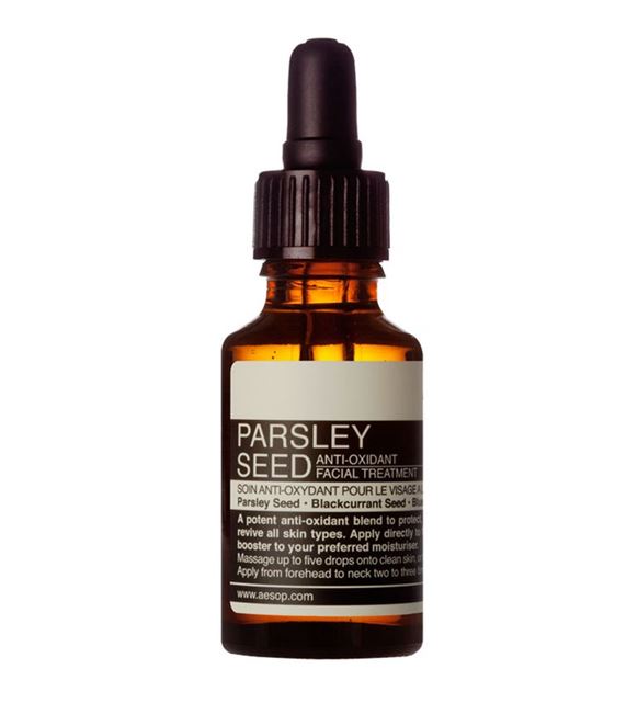 Aesop Parsley Seed Anti-Oxidant Facial Treatment 15 ml. ทรีตเมนต์มอบความชุ่มชื่นและสารต้านอนุมูลอิสระชนิดเข้มข้น เหมาะสำหรับทุกสภาพผิว อุดมไปด้วยสารต้านอนุมูลอิสระถึง 9 ชนิด ช่วยบำรุงผิวหน้าให้เรียบเนียน แข็งแรง คืนความชุ่มชื่นให้กับผิวหน้าได้