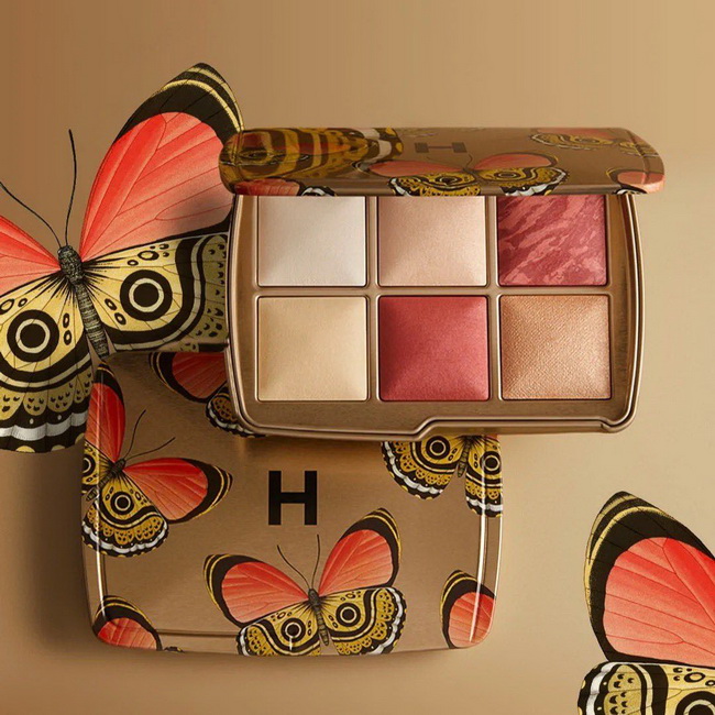 HOURGLASS Ambient Lighting Edit Unlocked Butterfly Palette (Limited Edition) พาเลทลิมิเต็ดเอดิชั่นเพื่อผิวโกว์ลสวย รวมแป้งฟินิชชิ่ง 2 เฉด และไฮไลท์ 1 เฉดสีที่ขายดี พร้อมบลัชออนและไฮไลท์ 3 เฉดสีใหม่ มารวมอยู่ในพาเลทเดียว เพื่อให้การแต่งหน้าครบจบในที่เดียวส