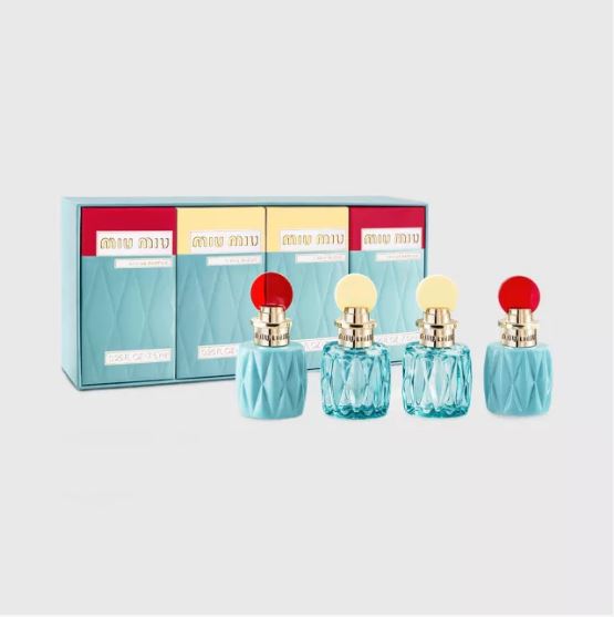 MIU MIU Travel Exclusive Mini Set (7.5ml x 4) เซ็ทรวมน้ำหอม 2 รุ่นแรก ให้คุณสนุกไปกับน้ำหอม Eau de Parfum รุ่นแรกจาก Miu Miu และ Miu Miu LEau Bleue ด้วยไซส์กะทัดรัด 7.5 มิลลิลิตร เป็นของขวัญเซ็ทน่ารัก สำหรับตัวคุณเองหรือคนสำคัญ