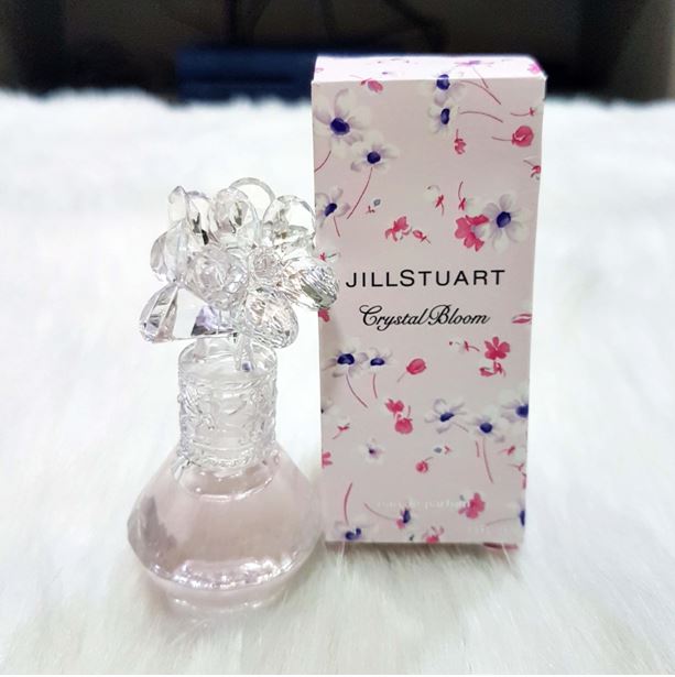 **พร้อมส่ง**JILL STUART Crystal Bloom Perfume ขนาดทดลอง 4 ml. กลิ่นหอมโปร่งสบาย บริสุทธิ์ เย้ายวนใจ น้ำหอมกลิ่นช่อดอกไม้ที่บานสะพรั่งนับไม่ถ้วน กลิ่นหอมที่ใสเหมือนคริสตัลและน่ารักจะตราตรึงในหัวใจคุณไปชั่วนิรันดร์ เปี่ยมด้วยส่วนผสมที่ให้ความหอมมากกว่า 100