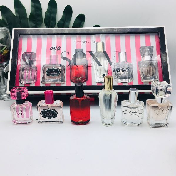 *พร้อมส่ง*Victoria's Secret Our Sexy Best Gift Set Limited Edition คอลเลคชั่นน้ำหอมของเหล่านางฟ้าวิคตอเรีย ซีเครท 6 กลิ่นขายดีในขนาดพกพา จัดเป็นชุดของขวัญให้สาวๆได้สัมผัสกลิ่นหอมเซ็กซี่หลากหลายสไตล์ ใช้ได้ทุกวันไม่ซ้ำกันค่ะ