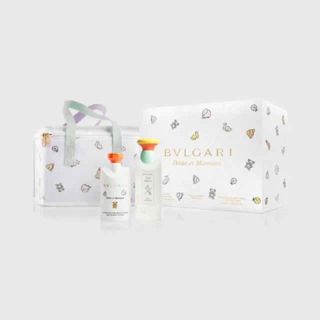 Bvlgari Petits et Mamans Gift Set 3 Items เซ็ตความหอมสำหรับผู้หญิง กลิ่นน่ารัก ผ่อนคลาย กลิ่นคล้ายแป้งเด็ก แต่ยังคงแฝงความหรูหรา รวมไว้ทั้งน้ำหอมขนาดปกติและบอดีโลชั่นกลิ่นหอม เหมาะสำหรับวันที่แสนสบาย &#8203;มาพร้อมกระเป๋ารุ่นพิเศษสวยเอนกปร