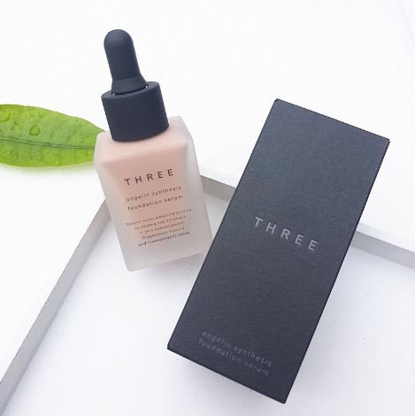 THREE Angelic Synthesis Foundation Serum 30 ml. รองพื้นใหม่ล่าสุดจาก THREE ที่มอบผิวสวยสุขภาพดี ดูเรียบเนียนอย่างไร้ที่ติ มาพร้อมกับเนื้อสัมผัสบางเบา ที่ผสานการบำรุงผิวดุจเอสเซนส์ได้อย่างลงตัว