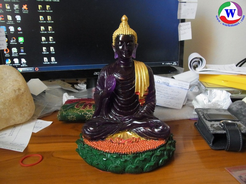 พระบูชา พระพุทธปางนั่งประทานพร เนื้อเรซิ่นใสสีม่วงผสมมวลสารแร่เหล็กน้ำพี้ ลงสีแต่งองค์ ขนาด 5 นิ้ว
