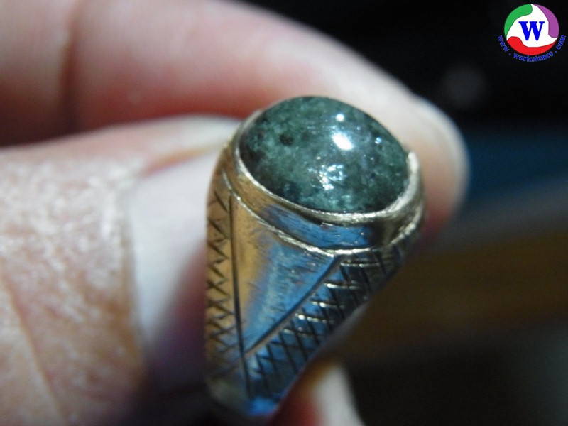แหวนทองเหลือง แก้วโป่งข่ามนำโชค ปวกเขียวเข้ม กาบรุ้งสวย แหวนเบอร์ 53
