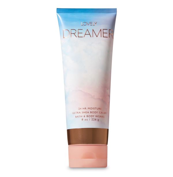 Bath & Body Works Lovely Dreamer Ultra Shea Body Cream 226 g. ครีมบำรุงผิวสุดเข้มข้น มีกลิ่นหอมติดทนนาน ด้วยกลิ่นหอมอ่อนเบาเหมือนปุยเมฆที่ลอยอยู่บนท้องฟ้าที่ไม่มีที่สิ้นสุด ด้วยกลิ่นหอมนุ่มนวลของมัสค์ กลิ่นเปลือกไม้สะอาดๆ ดอกไอริสสีขาวและม