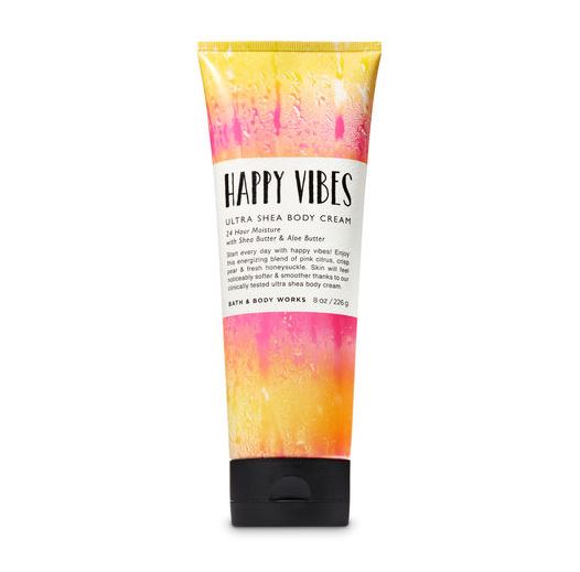 Bath & Body Works Happy Vibes Ultra Shea Body Cream 226 g. ครีมบำรุงผิวสุดเข้มข้น มีกลิ่นหอมติดทนนาน ด้วยกลิ่นที่สื่อถึงความรู้สึกดีๆ รู้สึกสดชื่นเติมเต็มพลังในตัวคุณ ด้วยกลิ่นที่ผสมผสานความสดใสของส้มสีชมพู, ลูกแพร์, ฮันนี่ซัคเกอร์, และกล้