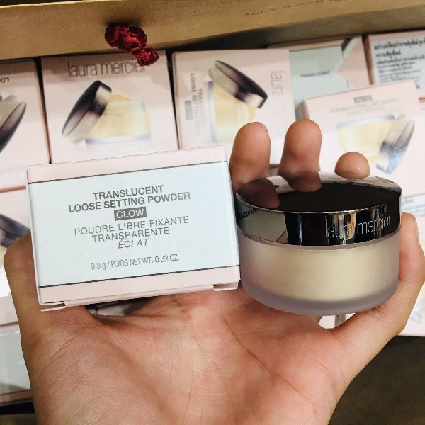 Laura Mercier Translucent Loose Setting Powder Glow Travel Size 9.3 g. แป้งฝุ่นเนื้อโปร่งแสงรุ่นโกลว์ ที่ให้ผิวเนียนเรียบ พร้อมมอบผลลัพธ์ลุคฉ่ำโกลว์ ให้ผิวเนียนสวยสะกดทุกสายตา ช่วยอำพรางริ้วรอยเล็กๆ ให้ดูเนียน และรู้สึกเบาสบาย ให้คุณเผยผิวสวยก