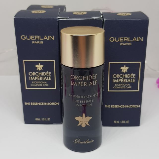 GUERLAIN Orchidee Imperiale Exceptional Complete Care The Essence In Lotion ขนาดทดลอง 40 ml. เอสเซ้นส์ เนื้อโลชั่นบางเบา ช่วยเพิ่มความยืดหยุ่นของผิวอย่างสมดุล มอบผิวที่ดูเรียบเนียน อิ่มเอิบ เปล่งประกาย แลดูสุขภาพผิวดีอย่างที่สุด