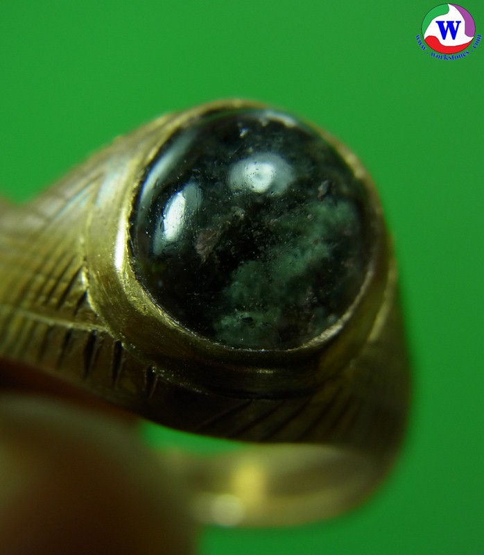 แหวนทองเหลืองหญิง เบอร์ 51 แก้วโป่งข่ามนำโชคชนิดแก้วปวกสีเขียวเข้ม มีกาบรุ้ง