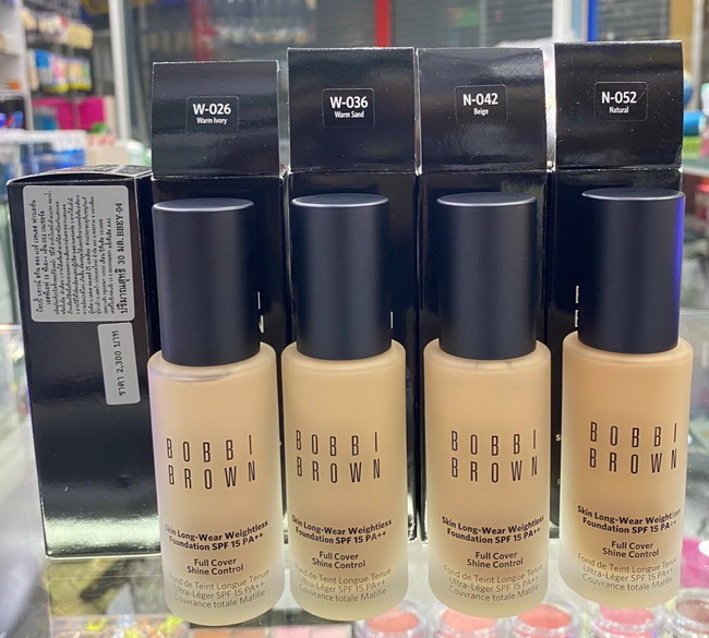 Bobbi Brown Skin Long-Wear Weightless Foundation SPF15 PA++ 30 ml. รองพื้นสูตรใหม่ที่คุณจะต้องตกหลุมรัก ทั้งเกลี่ยง่าย ให้งานผิวแมตต์แต่ไม่แห้ง เนื้อบางเบา กลืนไปกับผิว ดูเป็นธรรมชาติ ให้สัมผัสเนียนเรียบ มอบผลลัพธ์ผิวดูมีมิติอย่างเป็นธรรมชาติในแบบแม็ทรองพ