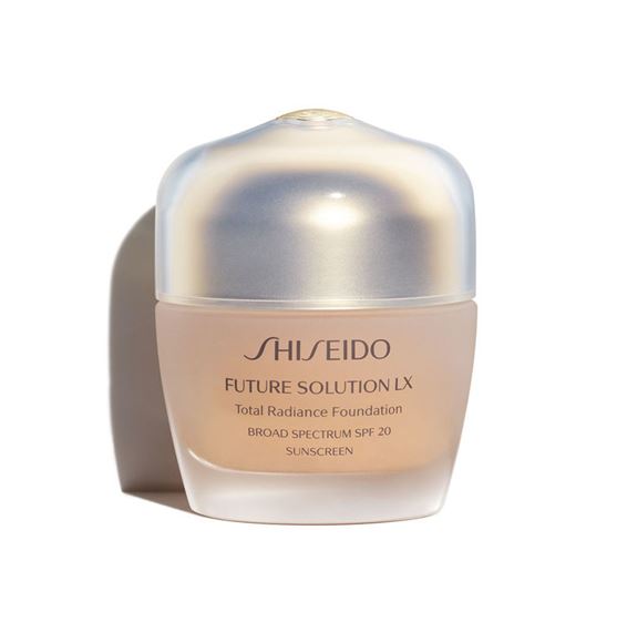 Shiseido Future Solution LX Total Radiance Foundation E - SPF 20 ขนาด 30 g. รองพื้นที่ช่วยต่อต้านสัญญาณแห่งวัย ลบเลือนริ้วรอย ให้ผิวเรียบเนียนพร้อมทั้งฟื้นฟูสุขภาพผิวจากภายใน ผสมผสานอย่างลงตัวกลายเป็นผลิตภัณฑ์บำรุงผิวเพื่อเพิ่มความกระจ่างใส แล