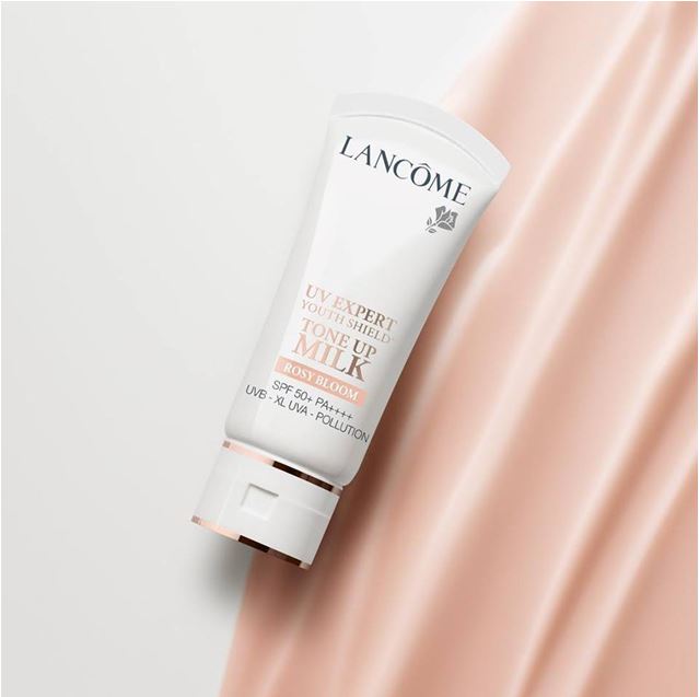 Lancome UV Expert Youth Shield Tone Up Milk SPF50+ PA++++ 30 ml. #Rosy Bloom กันแดดเนื้อน้ำนมสูตรปรับปรุงใหม่ กันแดดเพื่อผิวขาวอมชมพู ที่ออกแบบมาเพื่อปรับสีผิวของลังโคมให้ดูสว่างใสขึ้นทันที เสริมคุณค่าด้วยสารสี (pigment) เพื่อสร้างสีชมพูระเรื่