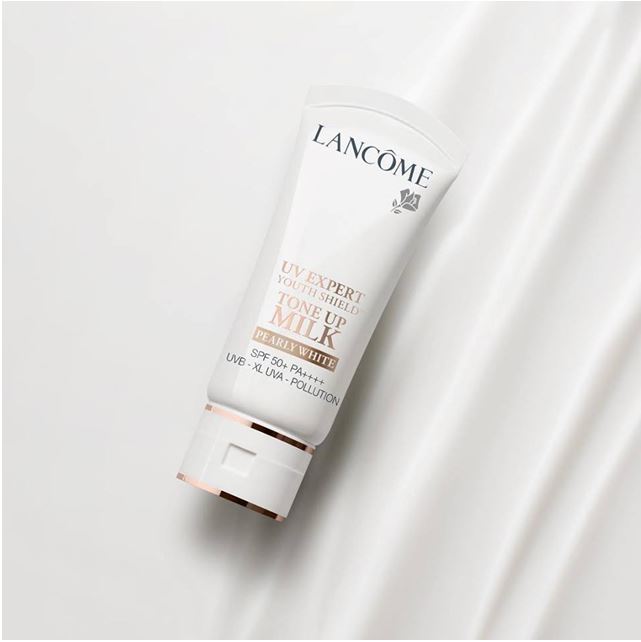 Lancome UV Expert Youth Shield Tone Up Milk SPF50+ PA++++ 30 ml. #Pearly White กันแดดเนื้อน้ำนมสูตรปรับปรุงใหม่ กันแดดผิวขาว เนื้อสีขาวปรับสีผิวให้ขาวกระจ่างใส ที่ออกแบบมาเพื่อปรับสีผิวให้ดูสว่างใสขึ้นทันทีที่ใช้