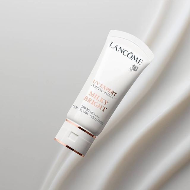 Lancome UV Expert Youth Shield Milky Bright SPF 50 PA++++ 30 ml. กันแดดเนื้อน้ำนม สูตรปรับปรุงใหม่ มีเนื้อที่เข้มข้นทว่าบางเบา เรียบลื่น เหมาะสำหรับทุกสภาพผิว แม้ผิวบอบบางแพ้ง่าย ผสานส่วนผสมสำคัญชนิดใหม่ในการฟื้นบำรุงผิวพร้อมคุณสมบัติแอนติออกซ