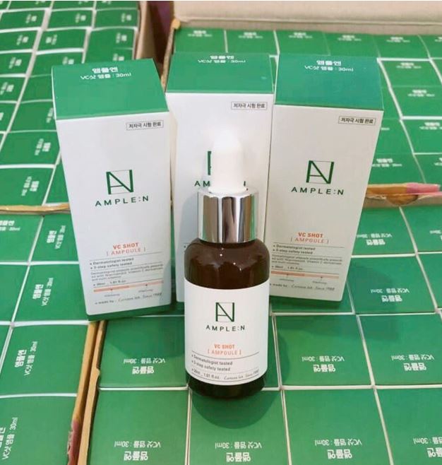 Coreana Ample :N VC Shot Ampoule 30 ml. โคเรียน่าเซรั่มวิตามินซีช่วยปกป้องผิวจากแสงแดดอุดมด้วย Vitamin C เข้มข้น บูสต์ผิวขาวกระจ่างใสมีออร่า เร่งลดเลือนจุดด่างดำ ใช้ต่อเนื่องจะลดรอยเห็นผลได้อย่างมีประสิทธิภาพ เหมาะกับผิวที่มีรอย ทั้งรอยแดงรอย