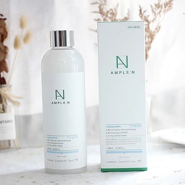 Coreana Ample :N Hyaluron Shot Toner 600 ml. โคเรียน่าโทนเนอร์เอสเซ้นส์ตัวดังจากเกาหลี ด้วยส่วนผสมหลักจาก กรดไฮยาลูโรนิค และไซลิทอล ช่วยเติมน้ำให้ผิวชุ่มชื้น พร้อมช่วยกักเก็บน้ำให้ผิวดูอิ่มน้ำยาวนาน พร้อมยกกระชับผิว ฟื้นฟูให้ผิวแข็งแรงขึ้น เผย