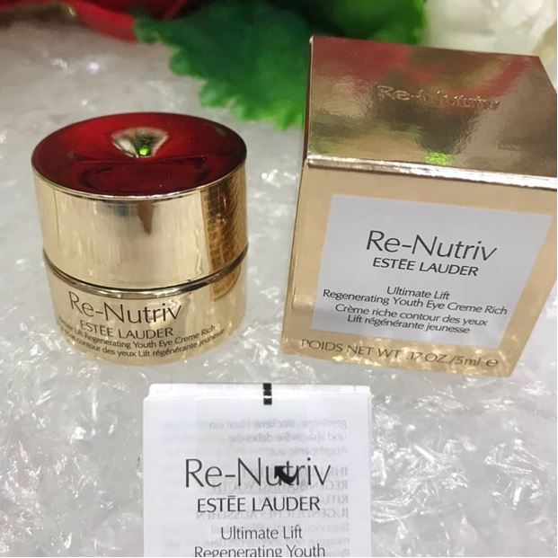 ESTEE LAUDER Re-Nutriv Ultimate Lift Regenerating Youth Eye Creme Rich ขนาดทดลอง 5ml. อายครีมเนื้อนุ่ม ช่วยฟื้นบำรุงผิวให้แลดูอ่อนเยาว์ ด้วยคุณค่าจากไข่มุกทะเลใต้และออพติกส์ที่ช่วยให้ผิวดูสว่างเปล่งประกาย ผิวรอบดวงตาแลดูกระชับขึ้นอย่างเห็นได้ช