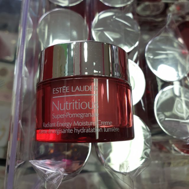 ESTEE LAUDER Nutritious Super-Pomegranate Radiant Energy Moisture Creme ขนาดทดลอง 15 ml. ใหม่ล่าสุดเนื้อครีมนุ่มนวลหรูหราช่วยโอบล้อมผิวให้ได้รับความชุ่มชื้นในระดับลึก และให้คุณรู้สึกเบาสบายผิวยาวนาน มอบการปรนนิบัติผิวด้วยประสิทธิภาพจาก Anti-ox