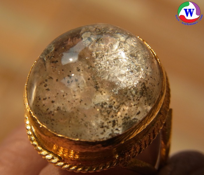 แหวนชุบทอง เบอร์ 58 แก้วโป่งข่ามชนิดแก้วเป๊กแผ่นวาวสีเงินและก้อนกระจาย มีปวกสีดำหายากกระจายสวย